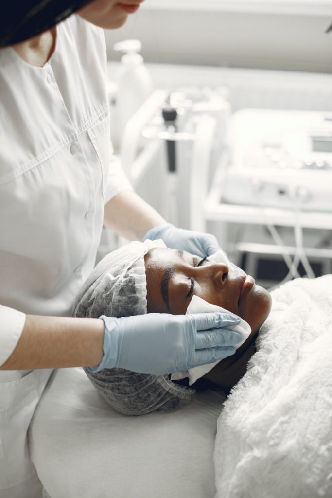 zabiegi kwasowe na twarz